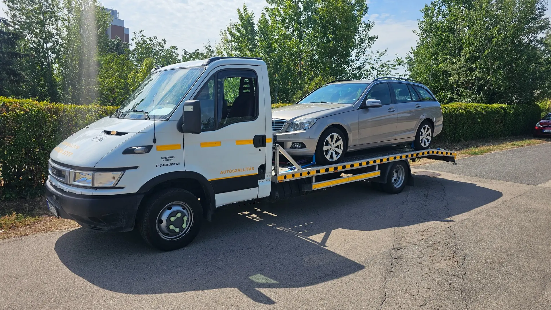 Silver Road autómentő Mercedes személyautó szállítása közben