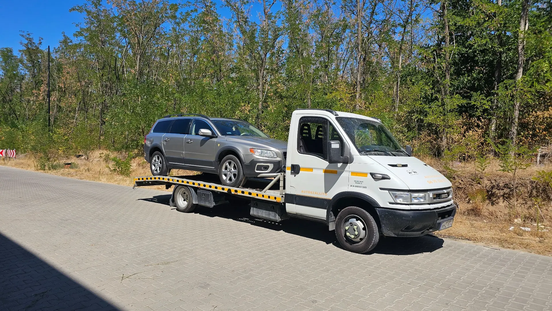 Silver Road autómentő Volvo személyautó biztonságos szállításával
